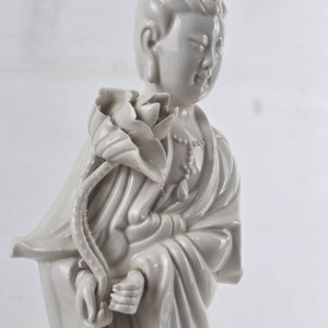 Figura de Porcelana Guanyin con Loto y Cuenco Tibetano con Mazo - imagen 4