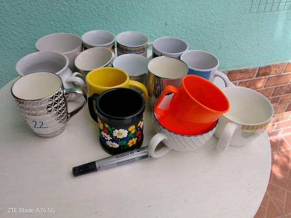 Colección de tazas y vasos coloridos - imagen 3