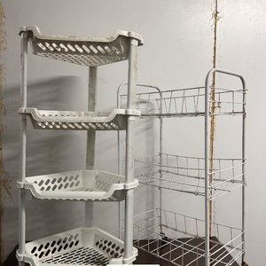 Lote siguiente: Dos Organizadores de Plástico y Metal