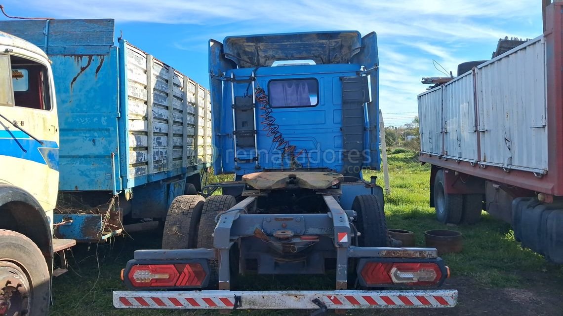 Camión Tractor Azul Sin Carga