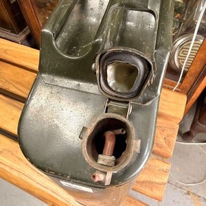 Bidón Metálico Militar Tipo Jerry Can Verde Oliva 20 Litros - imagen 6