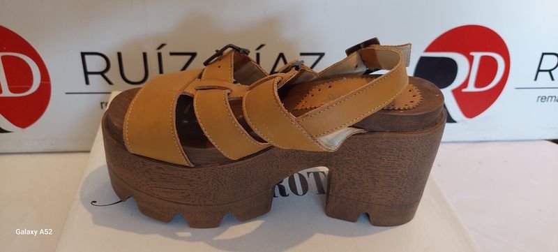 Lote anterior: Calzado de cuero marrón con diseño estrapado y tacón alto
