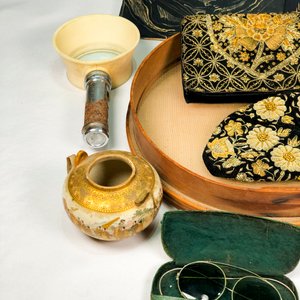 Lote de Carteritas, Floreritos, Placas de Sello, Lentes y Rosario de Madera - imagen 4
