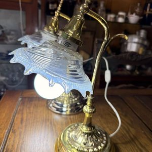 Par de Lámparas de Mesa Antiguas de Bronce con Tulipanes de Vidrio - imagen 8