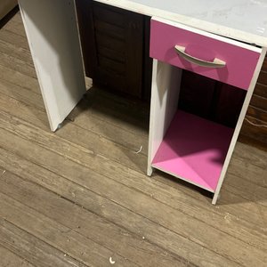 Lote siguiente: Escritorio Blanco con Detalle Rosa