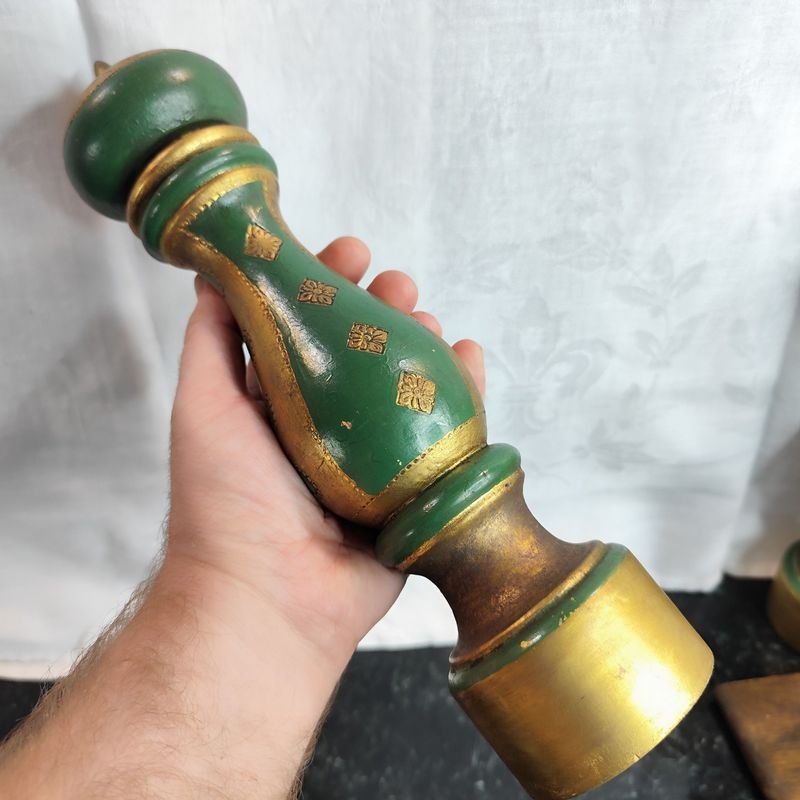 Raro porta destapador en soporte de madera con moneda incrustada - imagen 2
