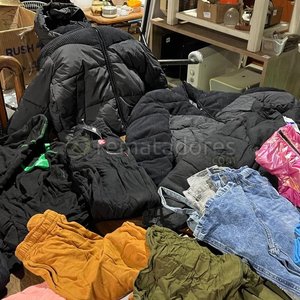 Lote siguiente: Lote de Ropa Variada: Abrigos, Pantalones y Más