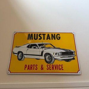 Chapa Decorativa Mustang "Parts & Service" Amarilla - imagen 2