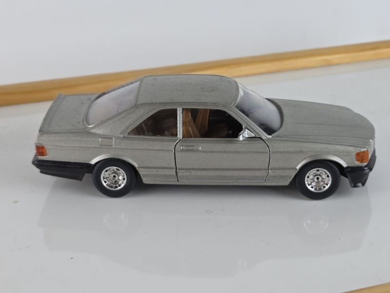 Modelo de coche Mercedes Burago escala 1-26 - imagen 3