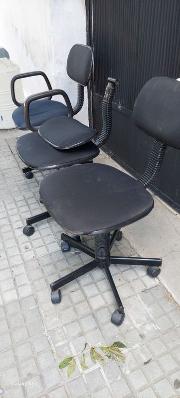 Sillas de escritorio de plástico y metal en buen estado - imagen 5