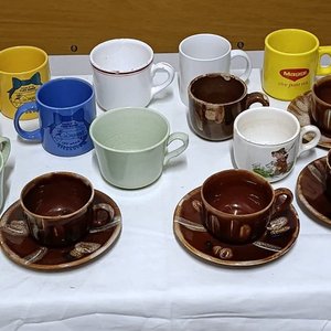 Lote anterior: Lote de 14 Tazas y Platillos de Cerámica Variados
