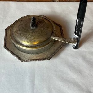 Antigua Dulcera de Platina y Vidrio con Tapa Cincelada y Repujados - imagen 6