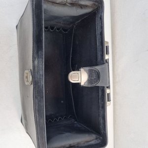Maletín Antiguo de Cuero Negro Estilo Profesional - imagen 4