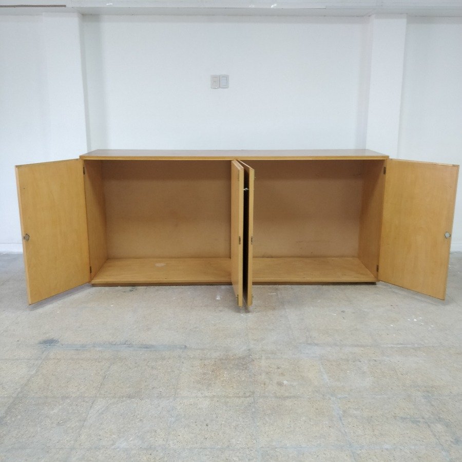 Mueble de cuatro puertas con tiradores y cerraduras - imagen 3
