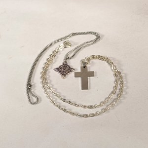 Lote anterior: Dos Collares con Dijes: Nudo Celta y Cruz