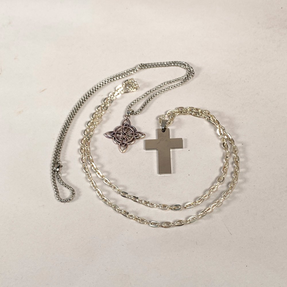 Dos Collares con Dijes: Nudo Celta y Cruz