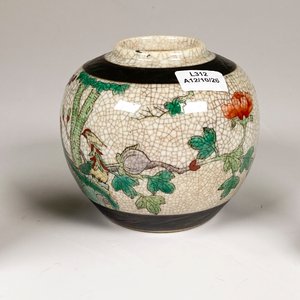 Lote de Cuatro Piezas Decorativas: Potiche Chino, Floreros y Lamparita - imagen 5
