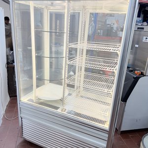 Exhibidor de Postres Refrigerado con 4 Caras Vidriadas y Luz LED - imagen 7