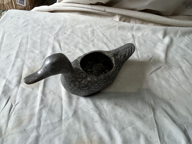 Pato macetero de aluminio o peltre para jardín - imagen 2