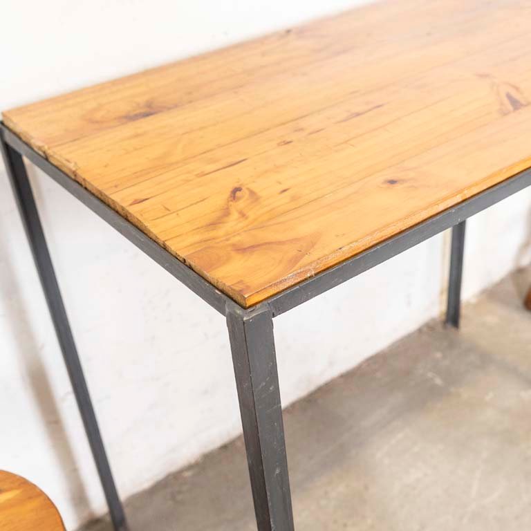 Mesa alta de madera y hierro con cuatro taburetes - imagen 3