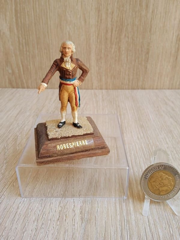 Lote siguiente: Figura Conmemorativa de Starlux de Maximilien Robespierre