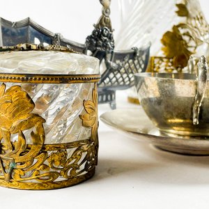 Jarra de Cristal con Molduras de Bronce y Set de Tazas de Consomé - imagen 3
