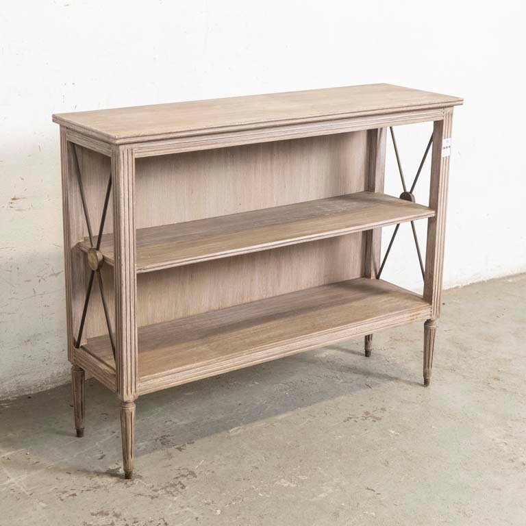 Estante Inglés de Tres Niveles con Laterales en Bronce y Terminación Patinada
