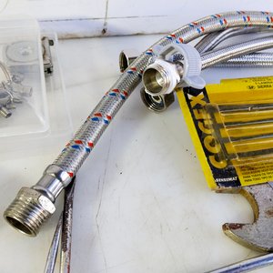 Lote de Herramientas y Accesorios Varios: Inflador, Cintas Métricas, Serruchos, Soplete y Más - imagen 6
