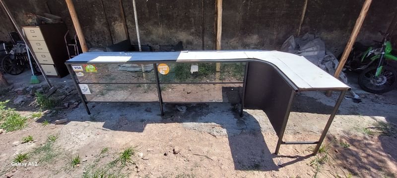 Gran mostrador o barra en hierro y vidrio para decoración - imagen 4