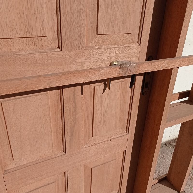 Puerta exterior de cedro con cerradura y llaves - imagen 4