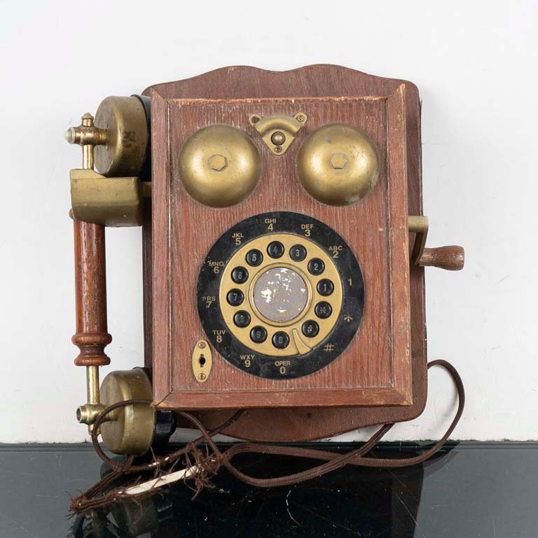 Lote siguiente: Teléfono de pared antiguo con detalles