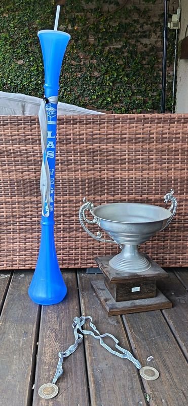 Trofeo Metálico con Asas de Dragón y Dos Medallas con Cintas