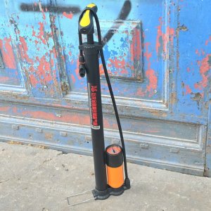 Inflador de Pie con Manómetro y Adaptadores - imagen 2