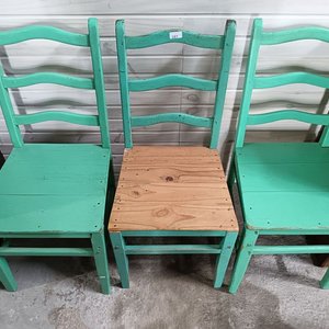 Tres Sillas Antiguas de Madera con Asiento de Pino - imagen 8