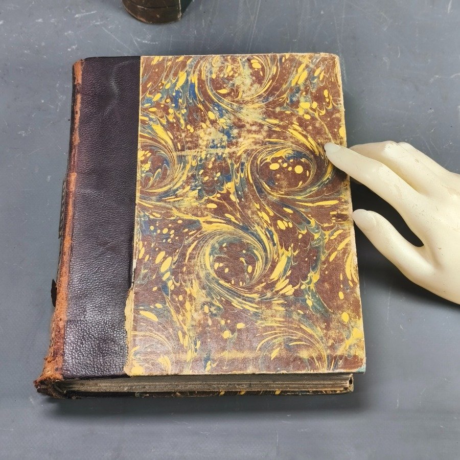 Libros antiguos y modernos, con detalles de estilo y materiales - imagen 12