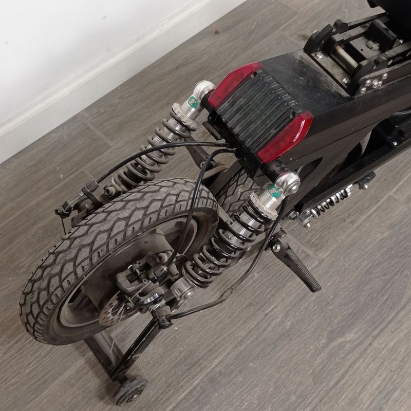 Moto eléctrica Scoobike con doble batería y rueda pinchada - imagen 8
