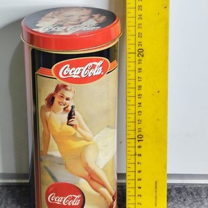 Lata Grande Coca-Cola Vintage con Modelo Femenino - imagen 2