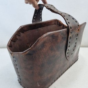 Antiguo Revistero de Cuero Rústico con Base de Madera y Remaches - imagen 4