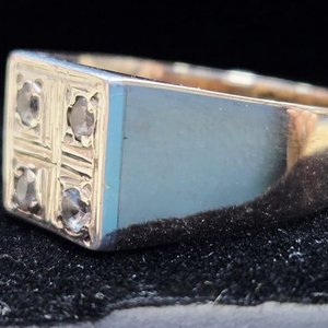 Anillo de Oro Bajo, Plata y Zafiros Blancos con Diseño Bruñido - imagen 2