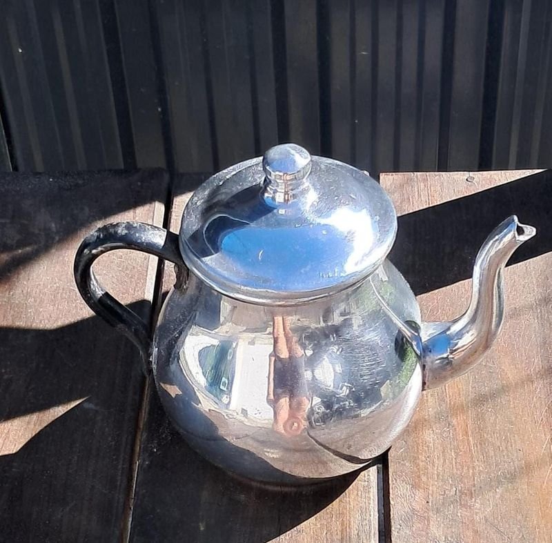 Tetera de aluminio pulido en excelente condición - imagen 2
