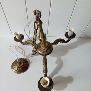 Araña de Bronce Antigua con 3 Picos y Detalles Ornamentales - imagen 3