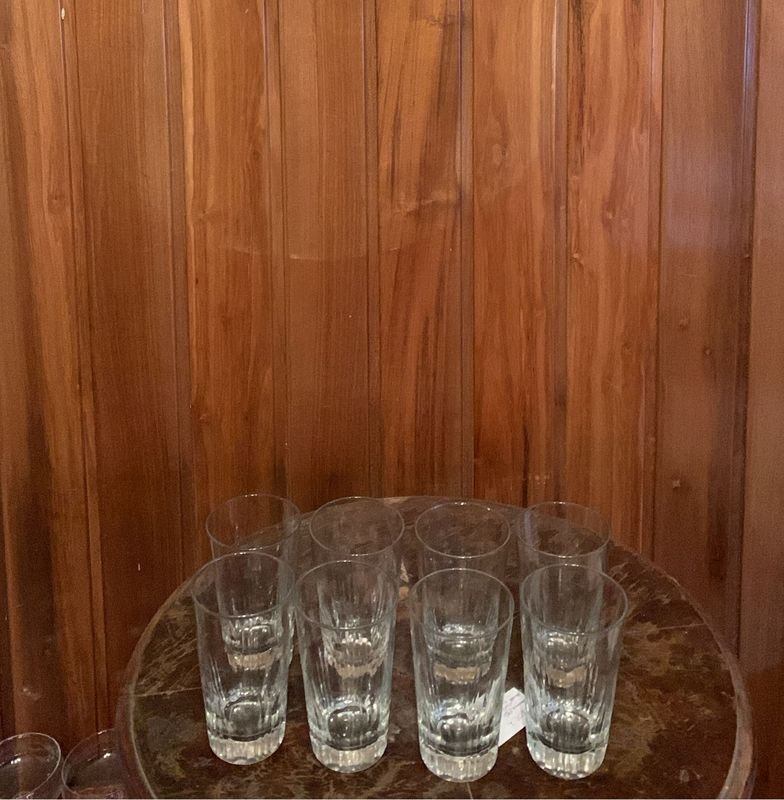Juego de 8 Vasos de Vidrio Transparente