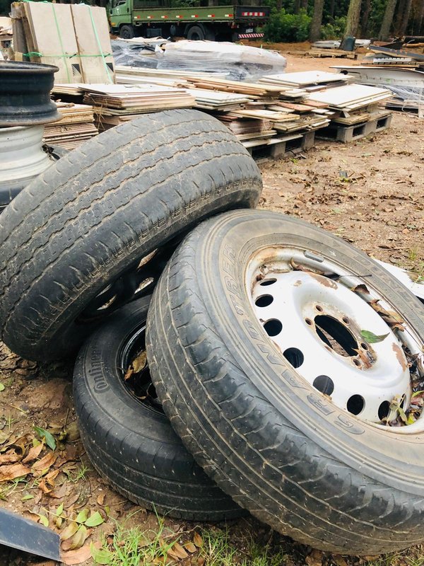 Juego de 3 Cubiertas con Llantas para Toyota Hilux - imagen 1