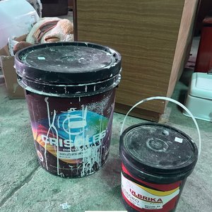 Dos Tarros de Pintura: Uno Grande a Mitad y Uno Negro Lleno - imagen 2