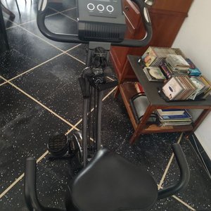 Bicicleta Fija Digital Negra para Ejercicio - imagen 1