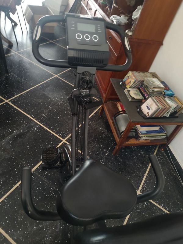 Bicicleta Fija Digital Negra para Ejercicio