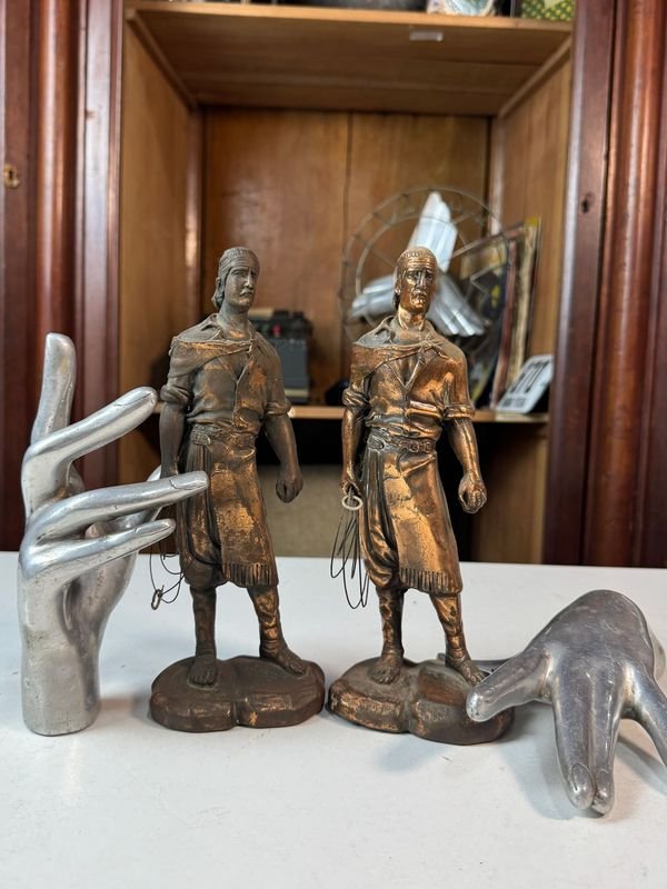 Lote siguiente: Figuras de gauchos en cobre, excelente condición