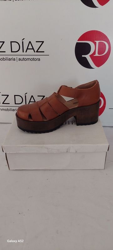 Lote siguiente: Zapatos de cuero marrón tamaño 39