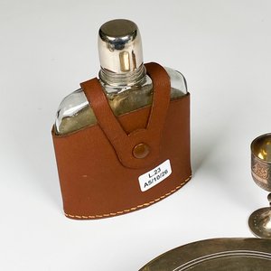 Lote de 4 piezas: Caja alhajero de metal, pipa, copita y petaca - imagen 3