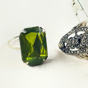 Lote de Siete Anillos Variados con Piedra Verde y Diseños Calados - imagen 3